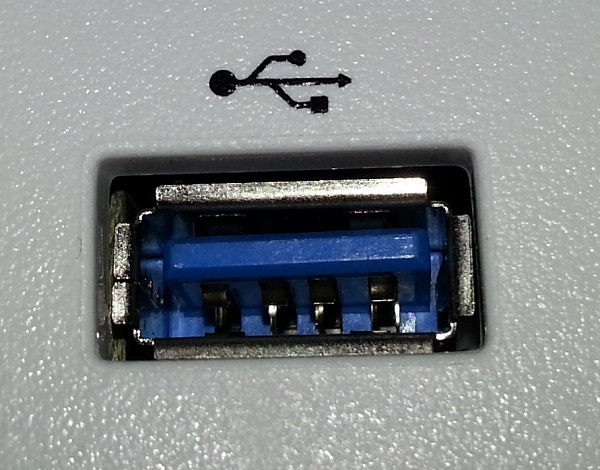 Kuva 3.11 USB 3.0-liitännän tunnistaa sinisestä väristä.