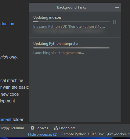 Ensimmäisellä kerralla PyCharm indeksoi kaikki Python-tiedostot. Tilanteen näkee painamalla PyCharmin alapalkista Show processes-linkkiä