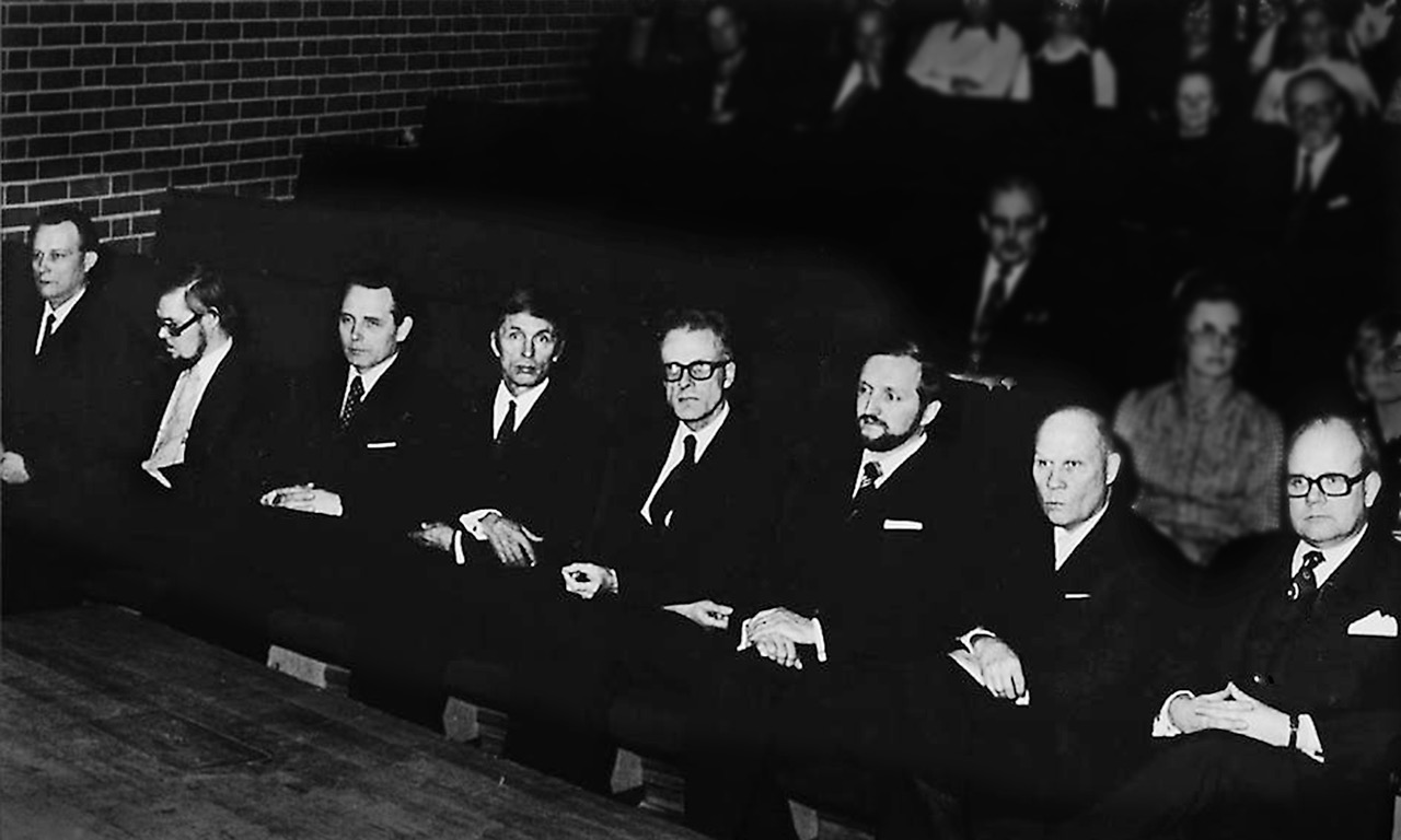 Professorit vasemalta: Aarni Perko, Antti Arstila, Jaakko Paasivirta, Jorma Eloranta, Veikko Nevanlinna, Juhani Kantele, Paavo Lumme ja Ilppo-Simo Louhivaara (kuva Matti Salmi, v. 1975)